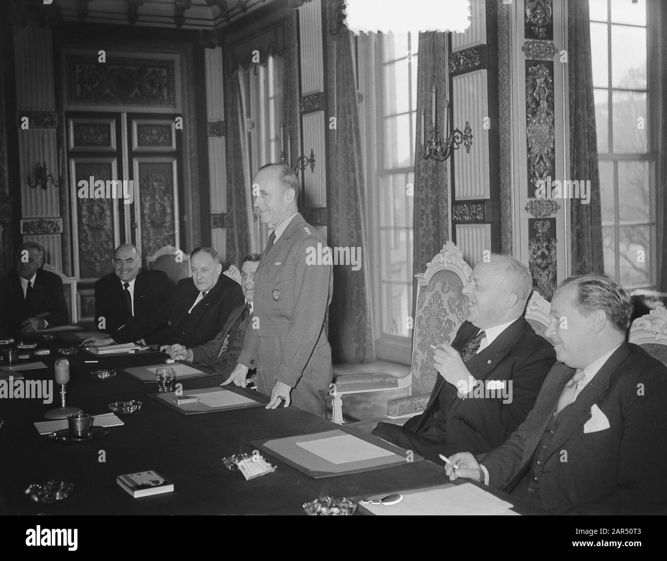 General Gruenther im Ministerrat Datum: 15. Oktober 1953 Schlüsselwörter: Ministerrat persönlicher Name: General Gruenther Stockfoto