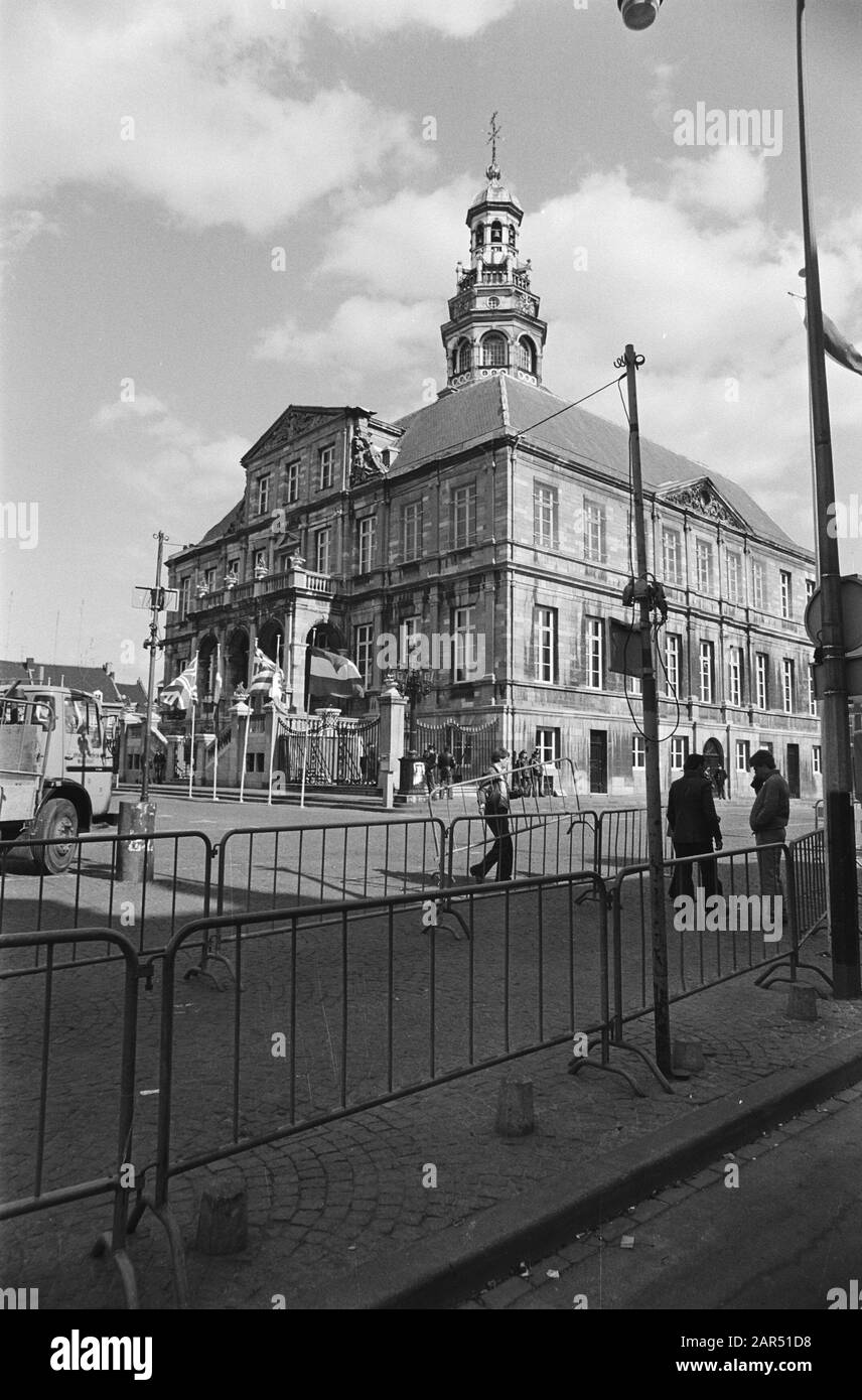 Morgen wird der Europäische Rat in Maastricht zusammentreten, wo sich die europäischen Regierungschefs unter der Führung von Premierminister Van Agt im Rathaus treffen werden. Hier: Die Vorbereitung der Lagerstätten auf dem Marktplatz in der Nähe des Rathauses. Datum: 22.März 1981 Ort: Maastricht, Limburger Schlüsselwörter: Absetzung, Konferenzen, Rathäuser Personenname: Stockfoto