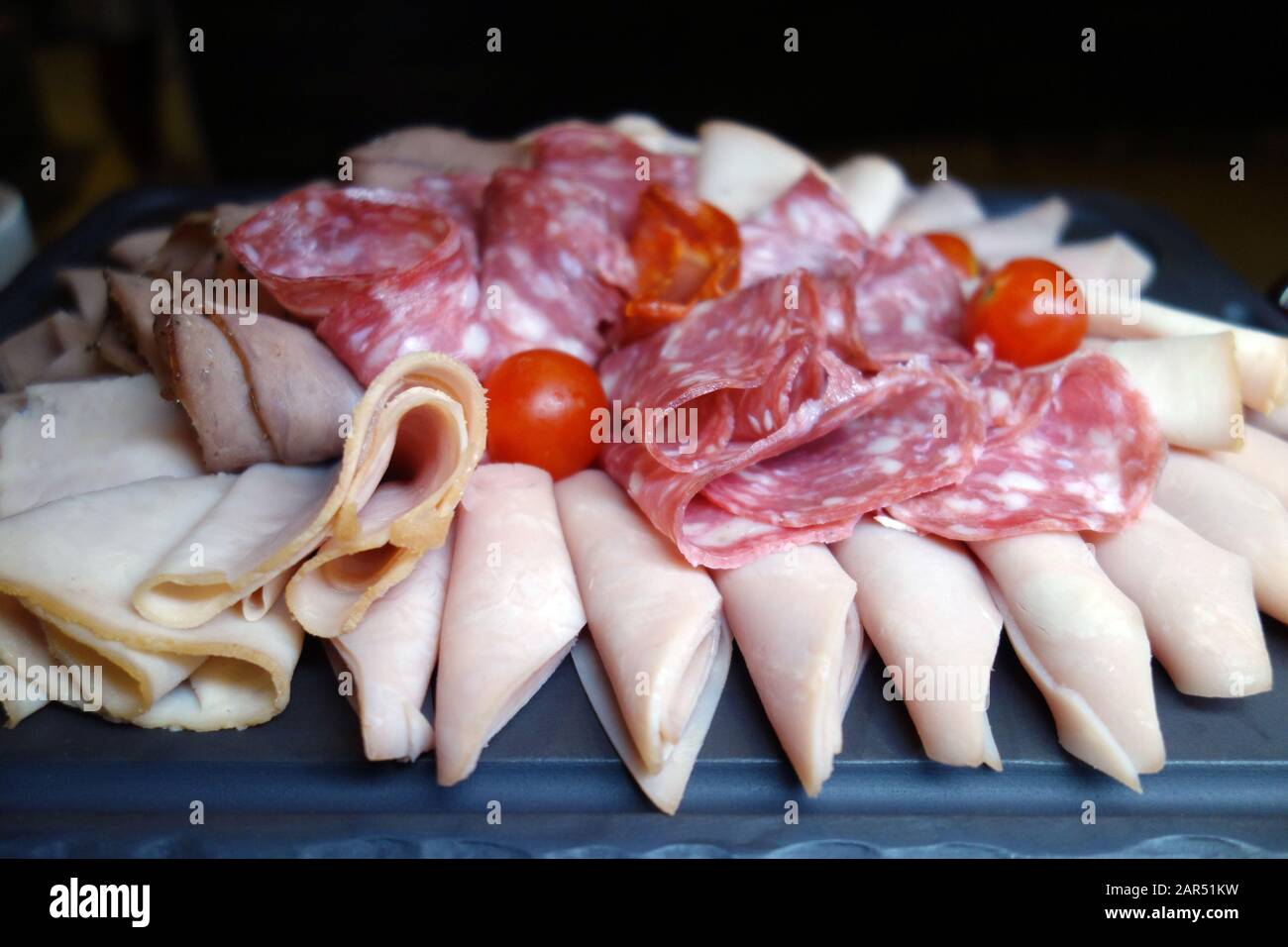 In Scheiben Verarbeiteter Salami und Wurstwaren im Buffet im Azul Beach Resort Hotel, Puerto Morelos, Riviera Maya, Cancun, Mexiko. Stockfoto