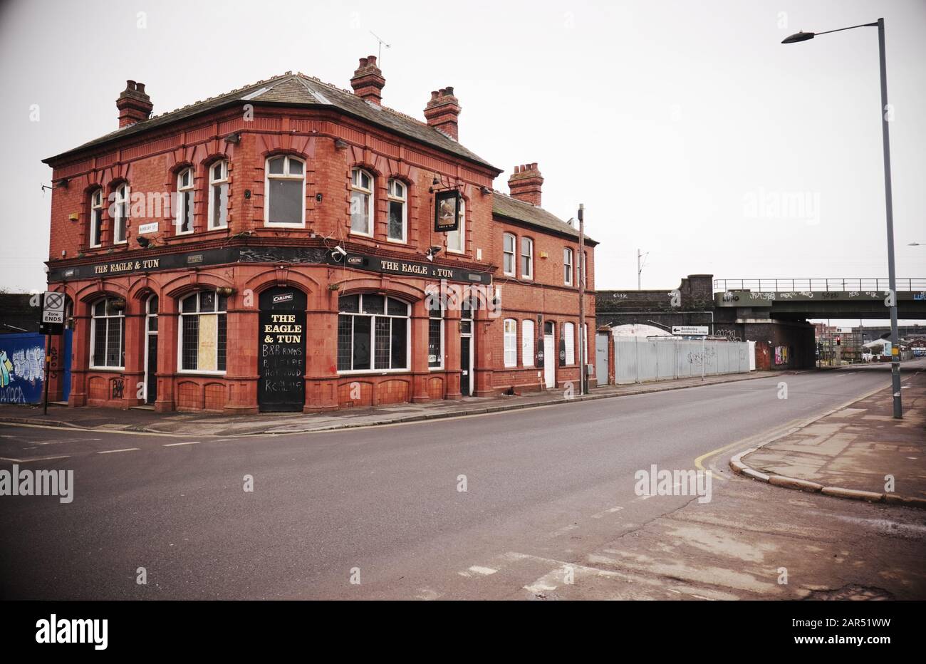 Birmingham, Großbritannien - Das leere Pub Eagle and Tun in der New Canal Street wird im Rahmen des HS2-Projekts an der neuen Curzon Street Station abgerissen Stockfoto