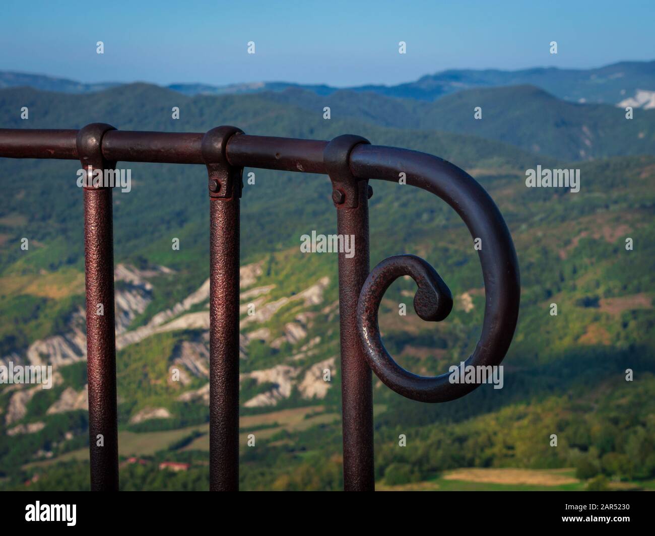 Ein schöner Blick auf die Hügel von einem Gipfel des Mount La Verna Stockfoto