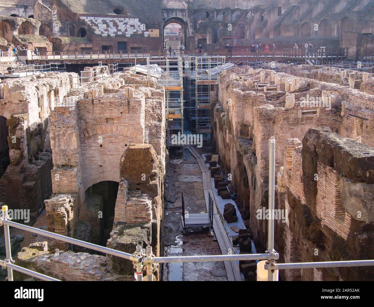 Das Hypogäum des Kolosseum in Rom, Italien. In diesen Tunneln und Käfigen unter der Arena wurden Gladiatoren und Tiere vor Wettbewerben veranstaltet. Stockfoto