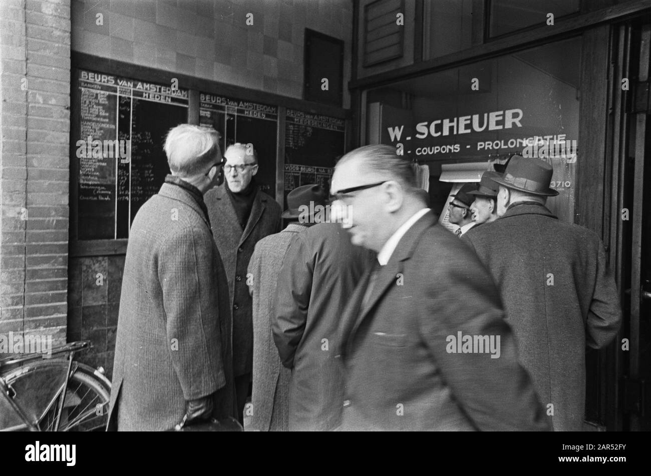 Goudaankopen sorgen für Unruhe. Zinsen für die Preise am Damrak Datum: 15. März 1968 Schlagwörter: Zinsen Stockfoto