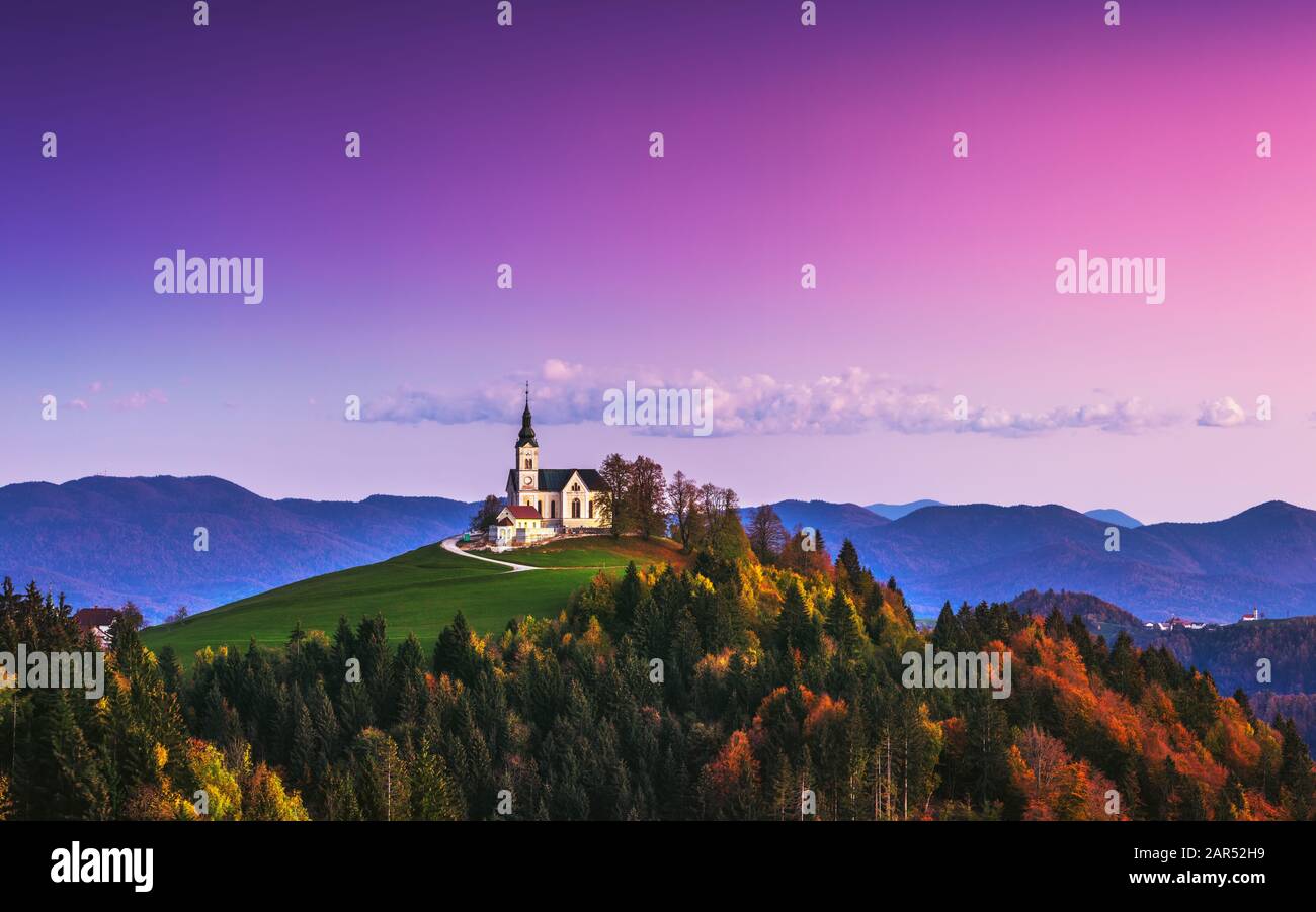 Kirche von Saint Leonard steht auf dem Hügel in der Nähe der Kirche Crni Vrh Dorf. Stockfoto