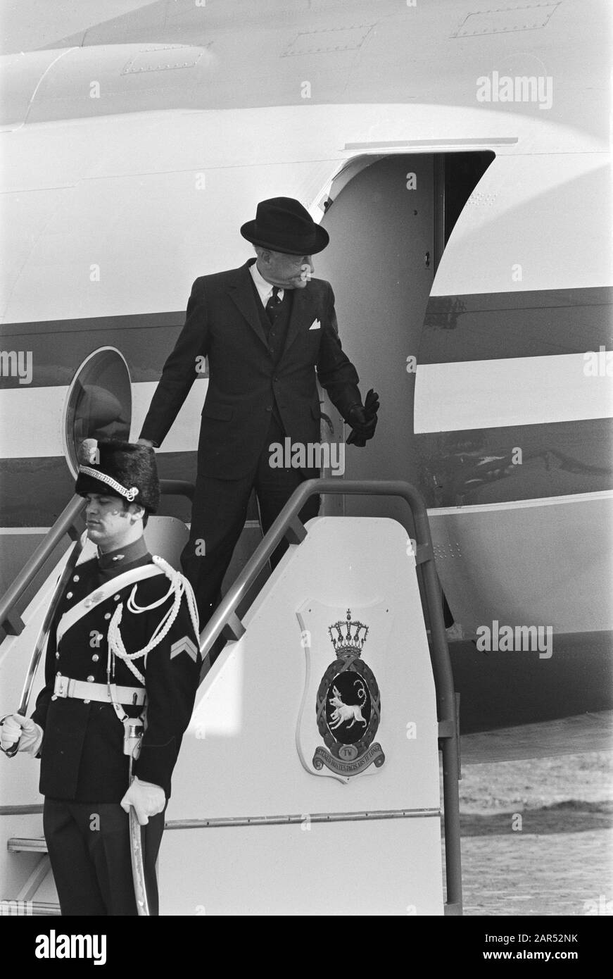 Besuch des kanadischen Gouverneurs Roland Michener, sein Gouverneur General Michener steigt am Flughafen Twente aus dem Flugzeug Datum: 15. april 1971 Ort: Overijssel, Twente Schlüsselwörter: Governors-General, Aircraft, Airfields persönlicher Name: Michener, Roland Stockfoto