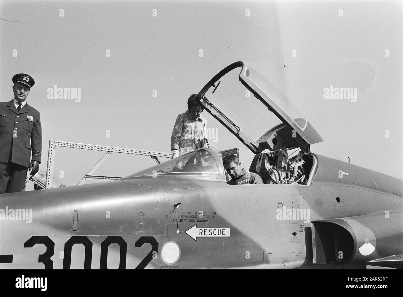 Besuch des kanadischen Gouverneurs Roland Michener, seines Gouverneurs General Michener im Cockpit eines Kampfflugzeugs am Flughafen Twente Datum: 15. april 1971 Ort: Overijssel, Twente Keywords: Kampfflugzeuge, Gouverneure General, Piloten, Flugplätze persönlicher Name: Michener, Roland Stockfoto