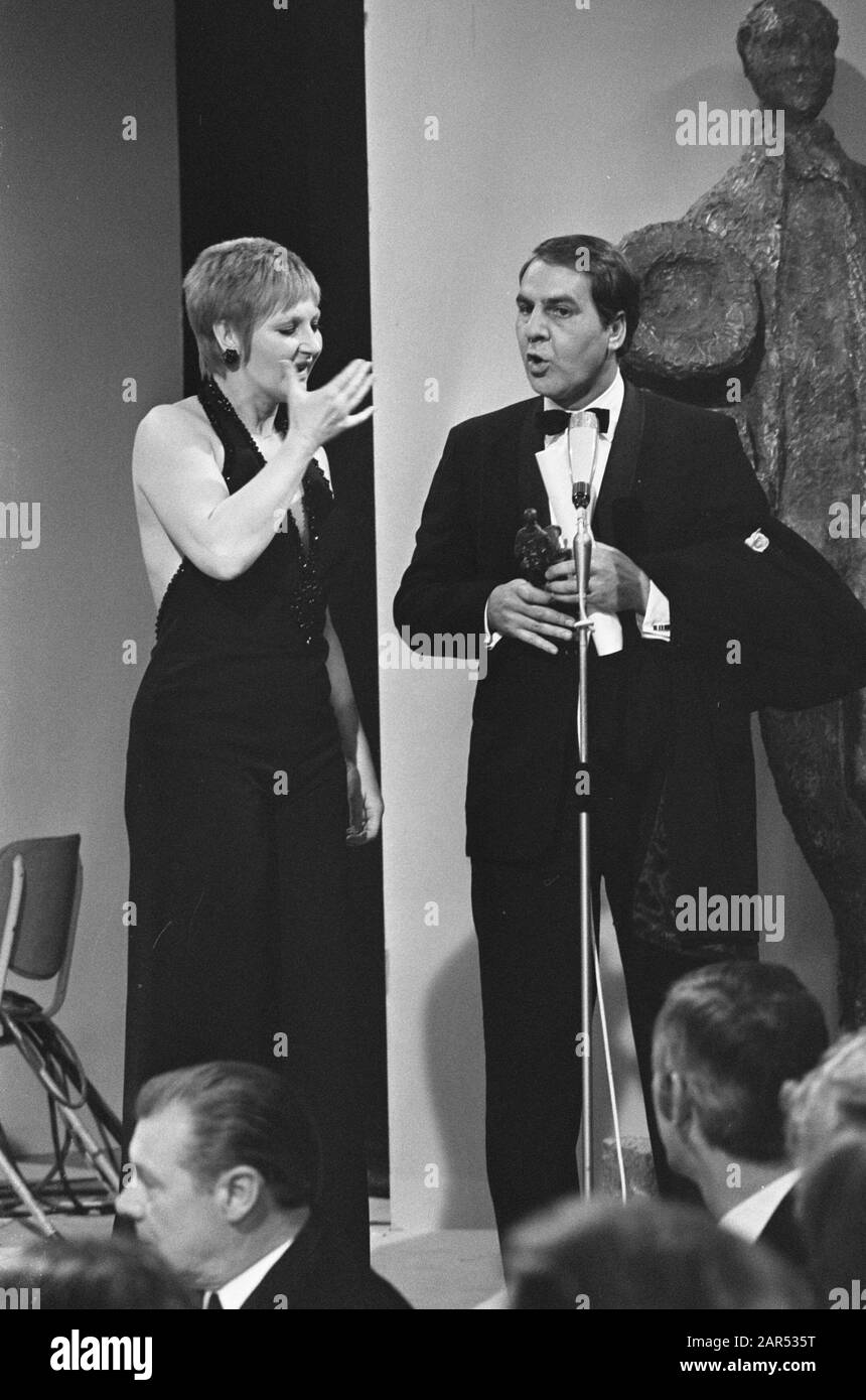 Grand Gala du Disque in RAI Amsterdam. Adèle Bloemendaal erhält Edison van Willem Duys Datum: 27. Februar 1970 Ort: Amsterdam, Noord-Holland Schlüsselwörter: Kabaretts, Fernsehprogramme Personenname: Bloemendaal, Adèle, Duys, Willem Stockfoto