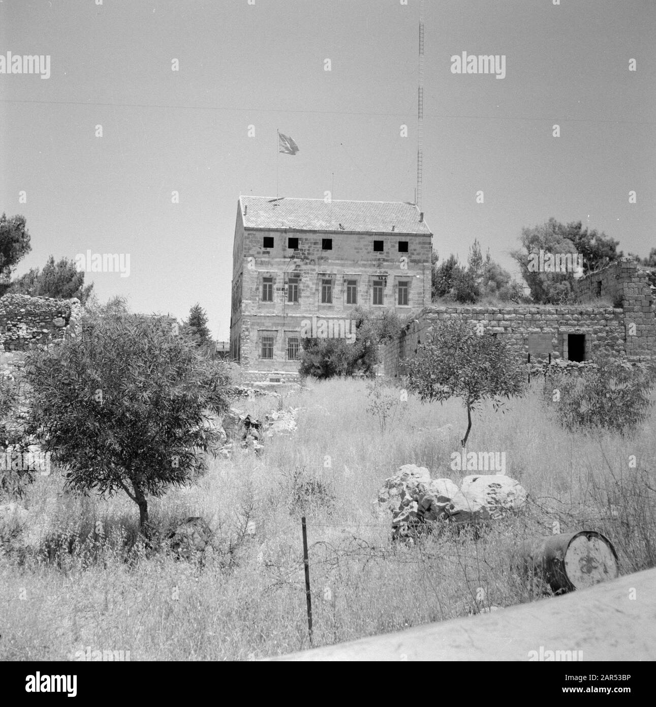 Israel 1964-1965: Jerusalem (Jerusalem), Grenzposten am Mandelbaum Tor aus der Ferne Anmerkung: Das Mandelbaum Tor ist ein ehemaliger Kontrollpunkt zwischen israelischen und jordanischen Gebieten von Jerusalem Datum: 1964 Ort: Israel, Jerusalem Schlüsselwörter: Vegetation, Gebäude, Grenzübergänge, Stacheldraht Stockfoto