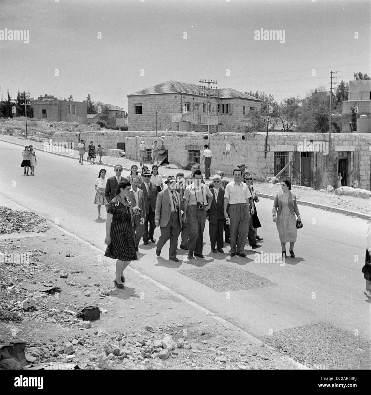 Israel 1948-1949: Jerusalem Gruppe von Männern und Frauen auf der Straße, vermutlich Touristen mit Führer Datum: 1948 Ort: Israel, Jerusalem, Mea Shearim Schlüsselwörter: Ausflüge, Männer, Straßenbilder, Tourismus, Frauen Stockfoto