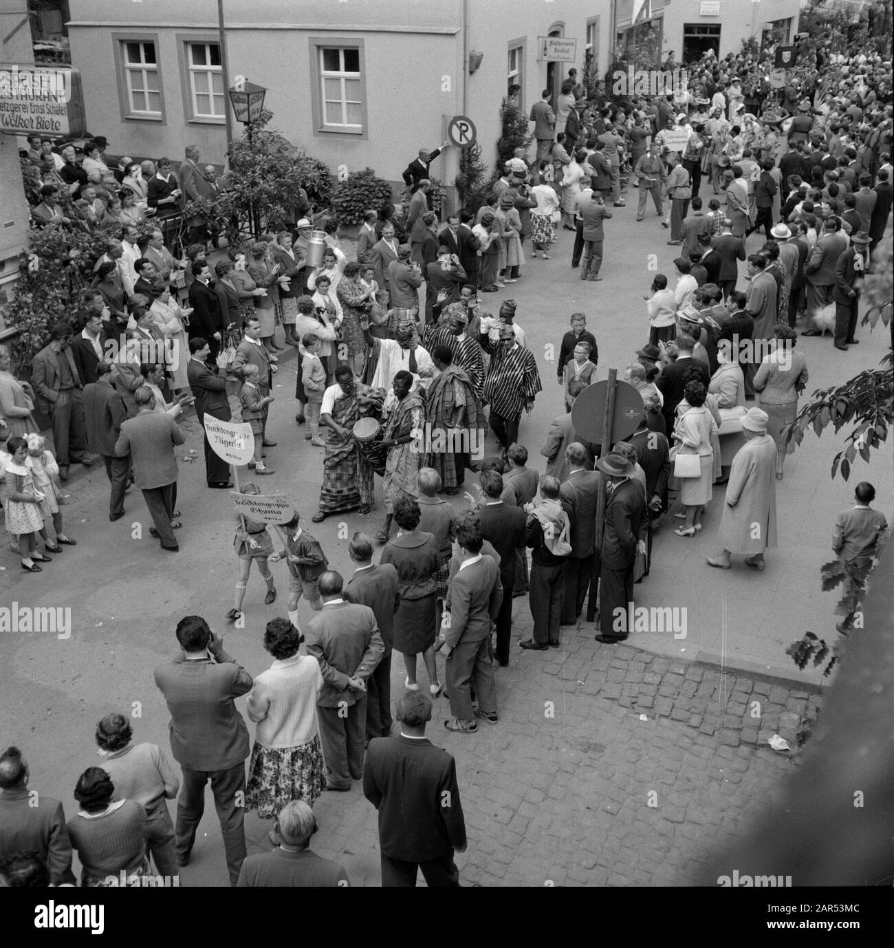 Mosel: Kostüm- und Weinfestgruppe aus Nigeria und Ghana in der Parade Datum: Juni 1960 Ort: Deutschland, Kröv, Rheinland-Pfalz, Westdeutschland Schlagwörter: Kostüm, Paraden, Publikum, Volksfeste Stockfoto