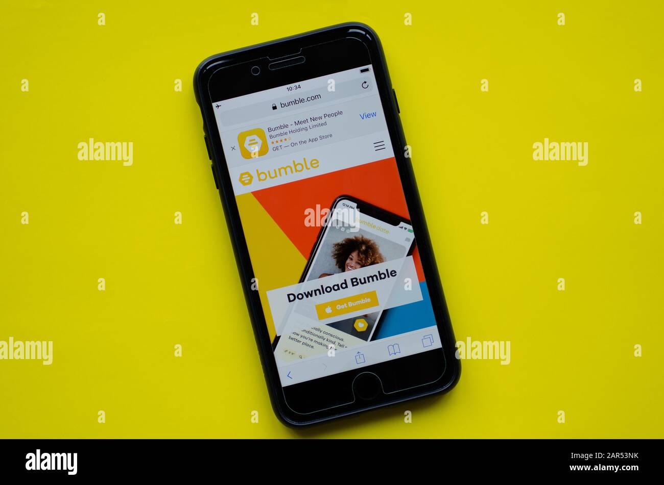Gibraltar 23. Januar 2020: Hand mit einem iPhone, auf dem die Bumble App angezeigt wird, zum Download bereit Stockfoto