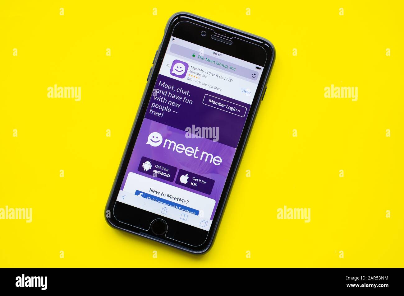 Gibaltar 23. Januar 2020: Ein iphone auf gelbem Hintergrund mit dem Bildschirm, der die Meet Me App im App-Store anzeigt; Stockfoto