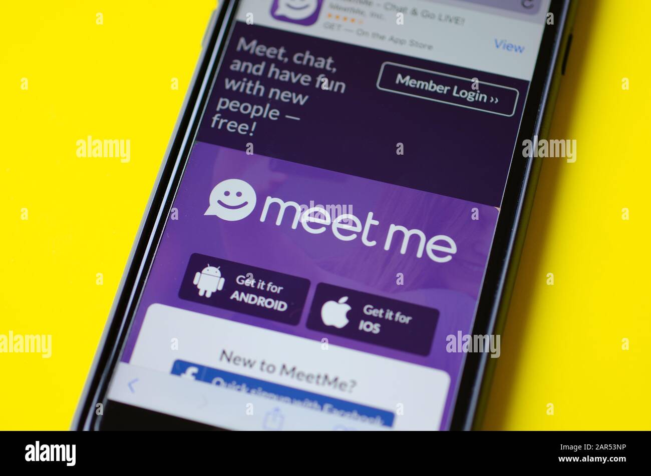 Gibaltar 23. Januar 2020: Ein iphone auf gelbem Hintergrund mit dem Bildschirm, der die Meet Me App im App-Store anzeigt; Stockfoto