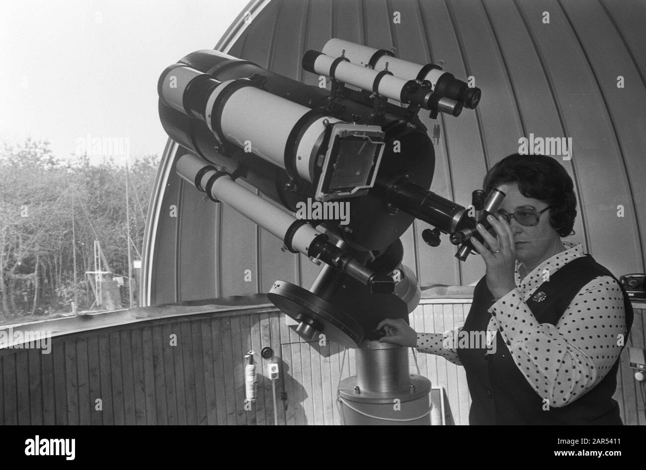 Das größte Radioteleskop Europas in Hoeven wird am 18. Mai in Betrieb  genommen; Frau Vermeesch am Teleskop Datum: 3. April 1974 Ort: Hufe  Stichwörter: Teleskope Name: Simon Stevin Volkssterrenwacht Stockfotografie  - Alamy