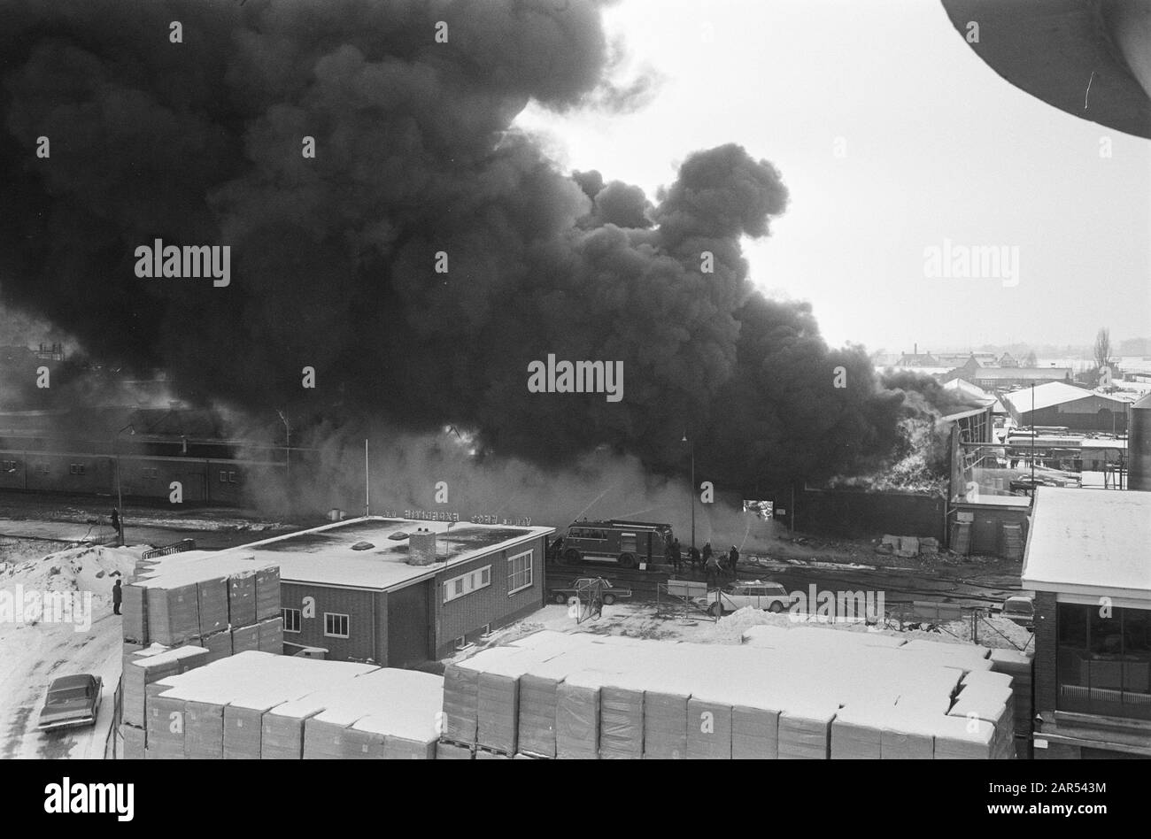 Großfeuer im Tedeco Werk in Deventer Datum: 13. Februar 1969 Standort: Deventer Schlüsselwörter: Brände, Fabriken Personenname: Tedeco Stockfoto