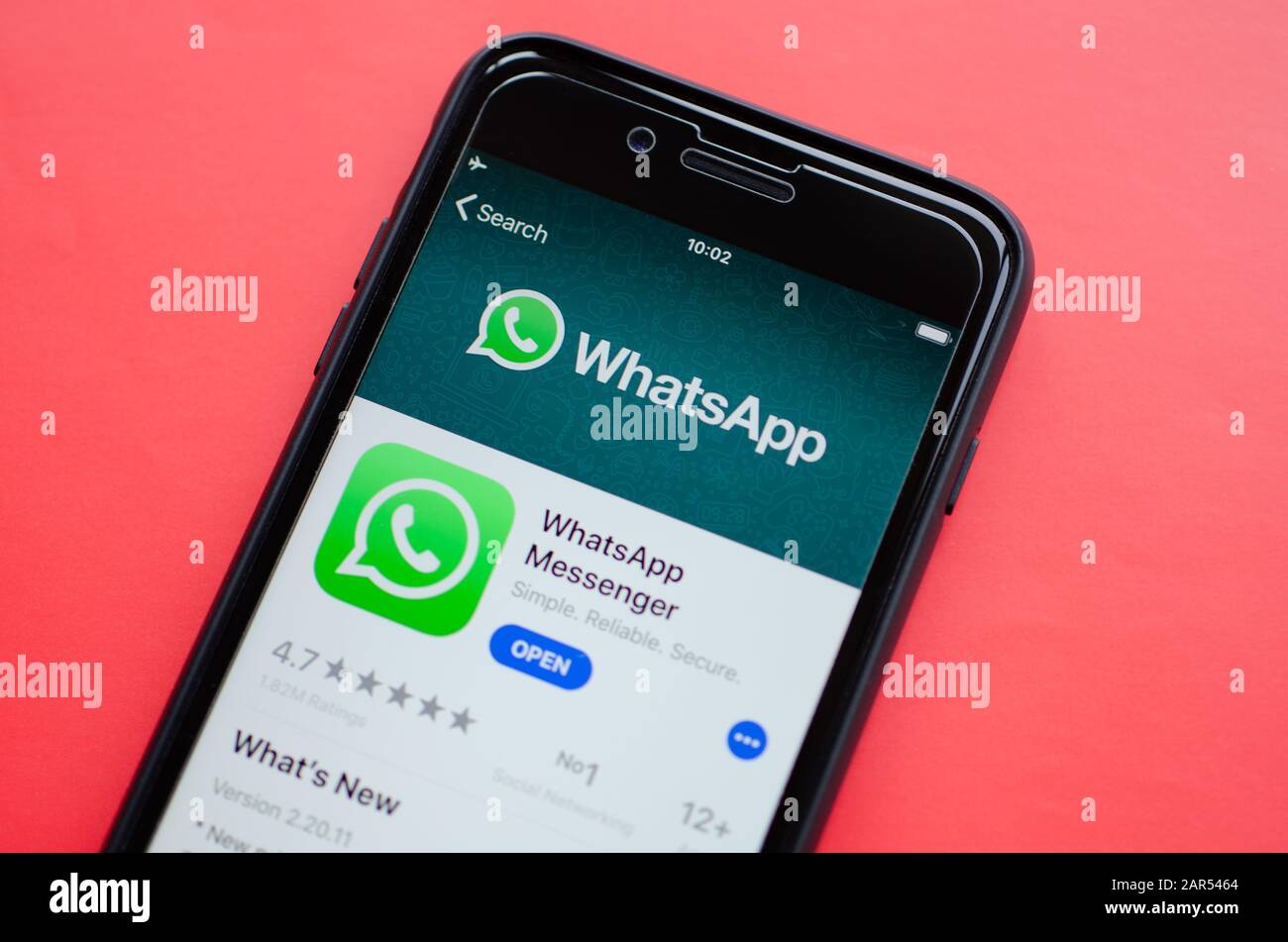 Gibraltar 23. Januar 2020: Ein Smartphone, das das Whatsapp-Logo und die App im App-Store zeigt.; Stockfoto