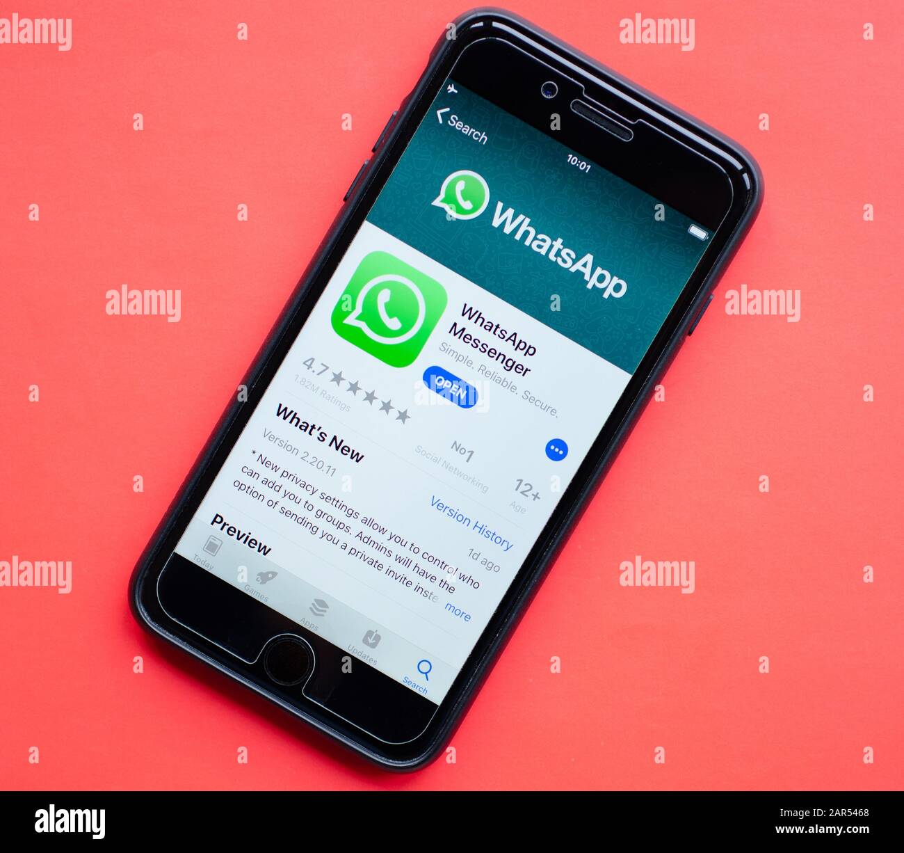 Gibraltar 23. Januar 2020: Ein Smartphone, das das Whatsapp-Logo und die App im App-Store zeigt.; Stockfoto