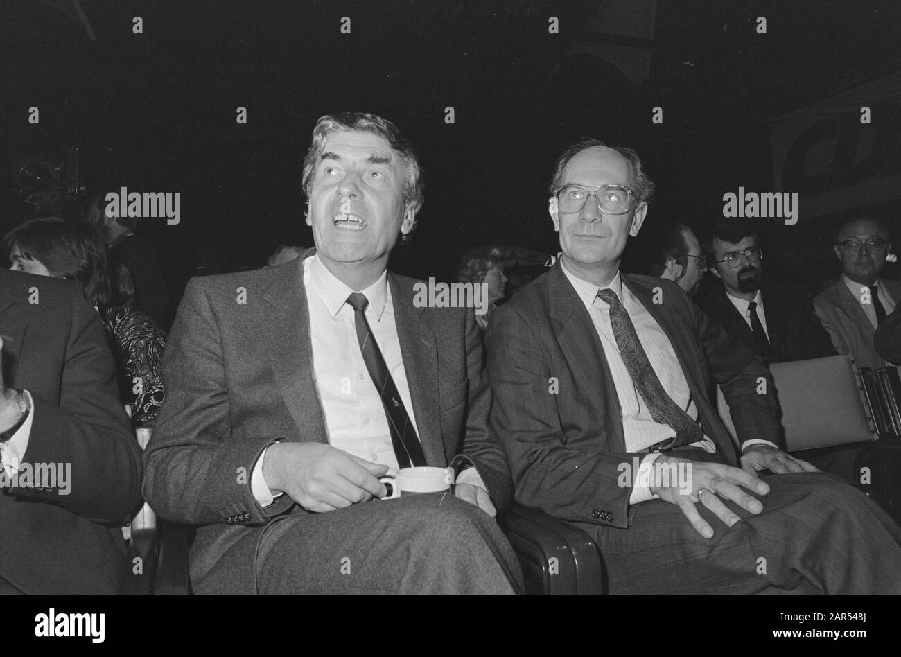Große regionale CDA-Veranstaltung in Alphen aan de Rijn; links: Premier Lubbers, rechts: Politischer präsident de Vries Datum: 13. Oktober 1986 Ort: Alphen aan den Rijn, Zuid-Holland Stichwörter: MANITIES Personenname: Lubbers, Ruud Stockfoto