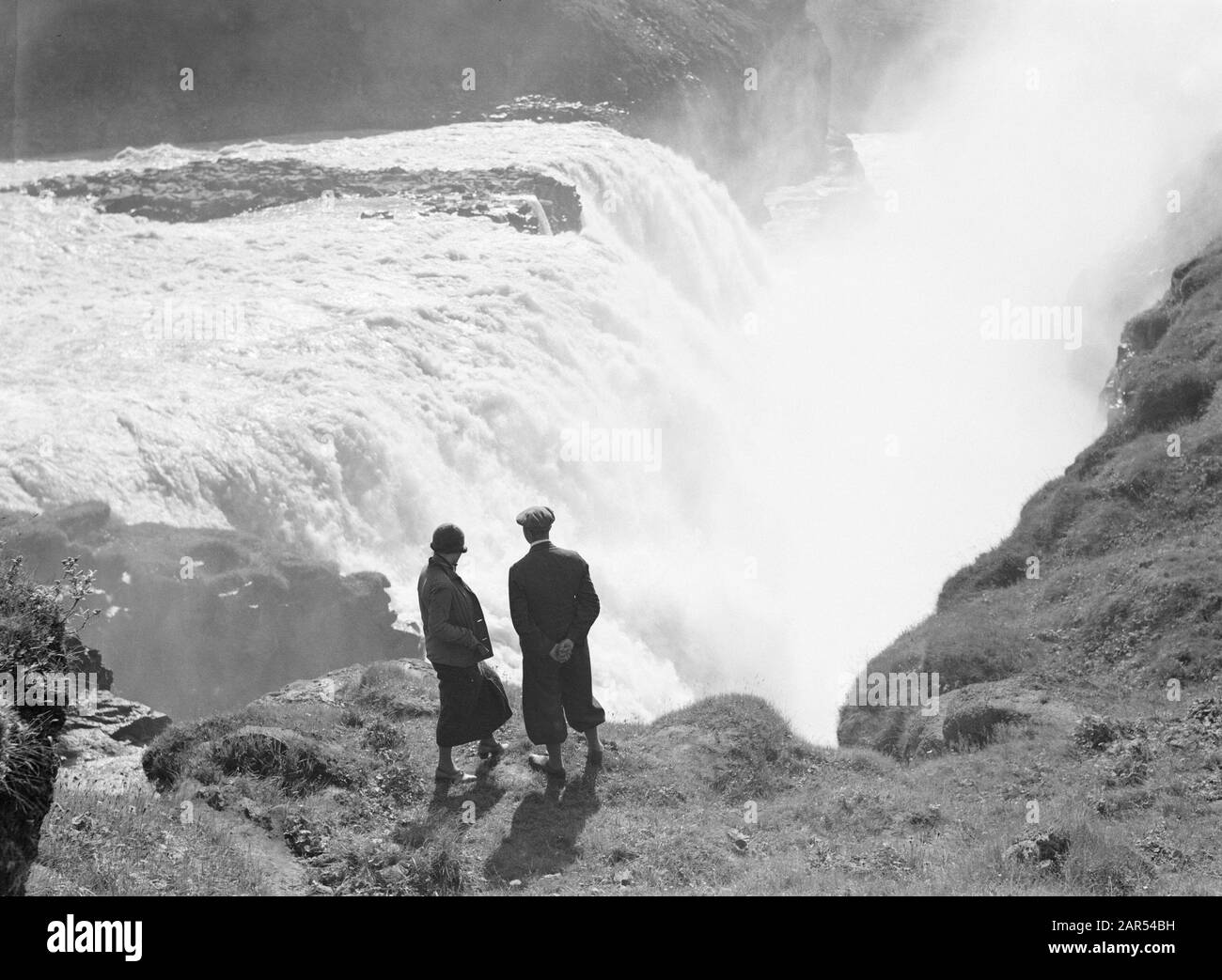 Island Gullfoss. Die Journalistin Anita Joachim zusammen mit dem isländischen Führer Jonsson an den Wasserfällen im Hvítá (Weißer Fluss) in Südisland Datum: 1934 Ort: Gullfoss, Island Schlüsselwörter: Führer, Hügel, Journalisten, Landschaften, Flüsse, Wasserfälle Stockfoto