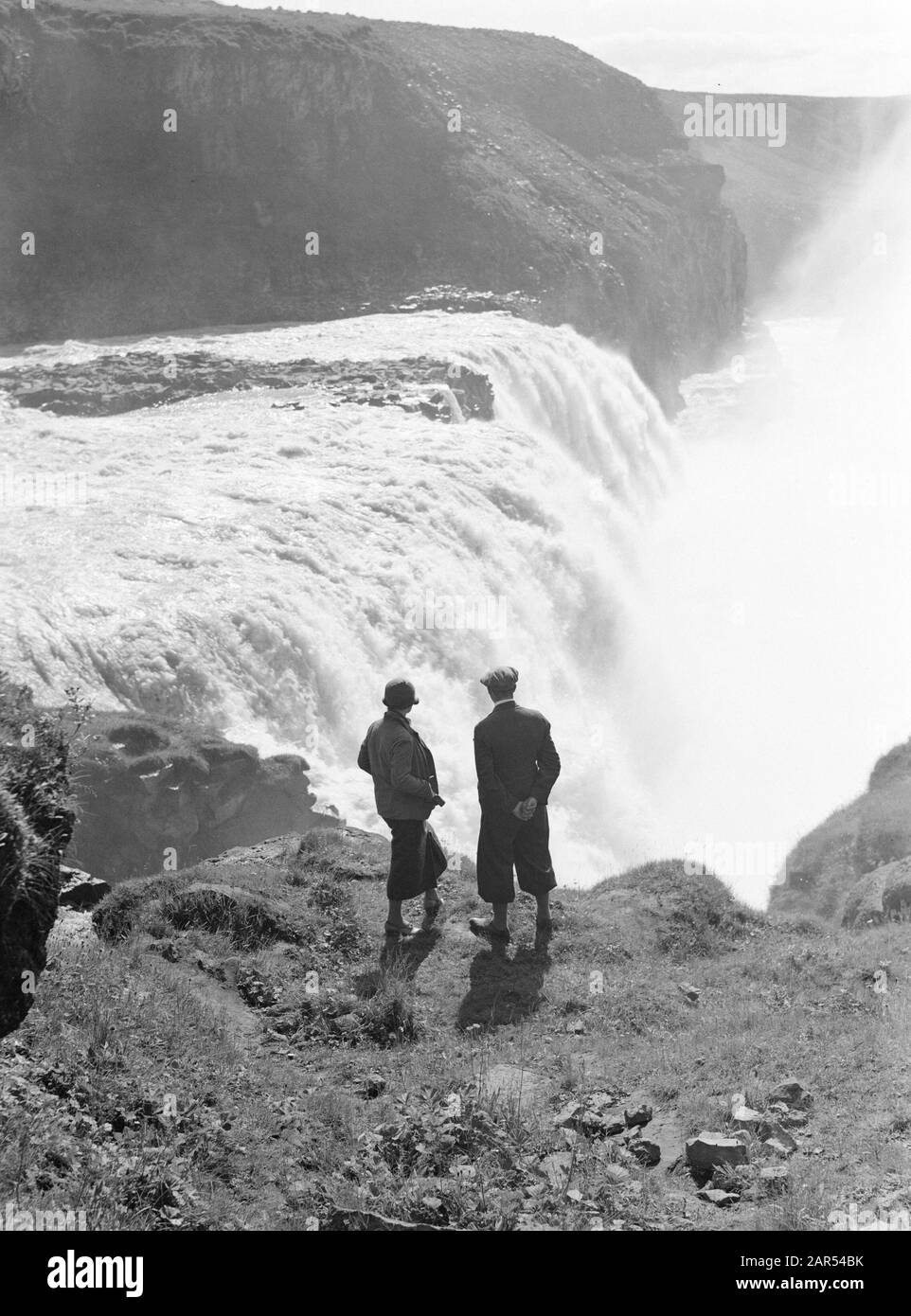 Island Gullfoss. Journalistin Anita Joachim zusammen mit dem isländischen Führer Jonsson an den Wasserfällen im Hvítá (Weißer Fluss) in Südisland Datum: 1934 Ort: Gullfoss, Island Schlüsselwörter: Führer, Hügel, Journalisten, Landschaften, Flüsse, Wasserfälle Stockfoto
