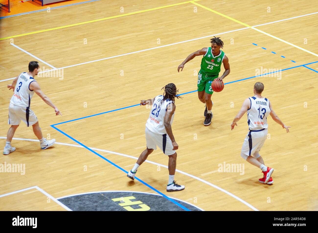 Charkiw, Ukraine - 24. Januar 2020: Basketballspiel der ukrainischen Super Liga Charkiw Falcons - Saporischschhya Stockfoto