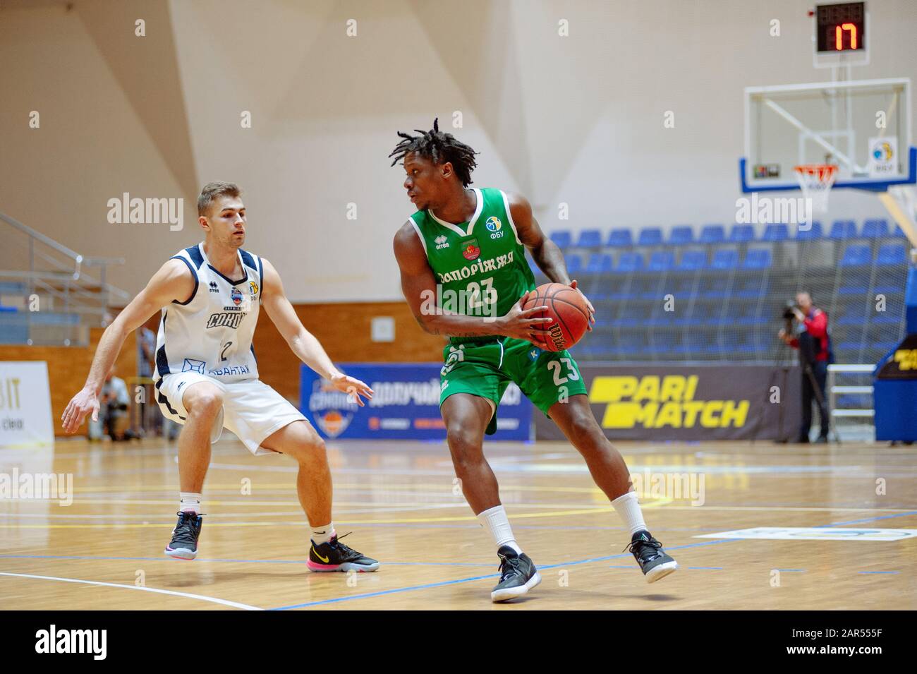 Charkiw, Ukraine - 24. Januar 2020: Basketballspiel der ukrainischen Super Liga Charkiw Falcons - Saporischschhya Stockfoto