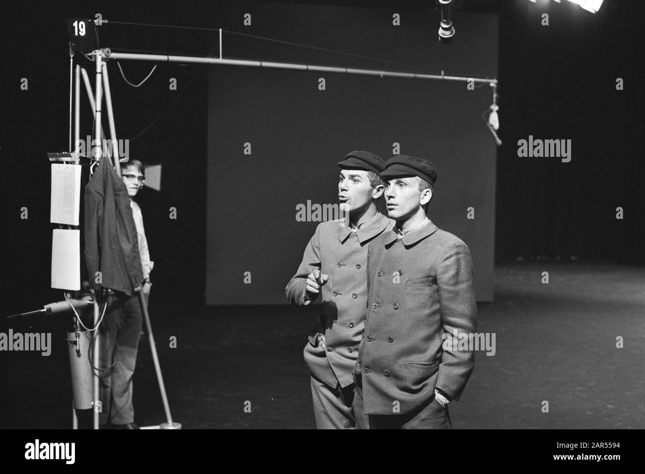 Fernsehstück: Kees de Jonge, NCRV Hans Dagelet Kees 2 (Kees in his Daydreams) und Wim van der Grijn as Kees 1 (Kees in Reality) Datum: 1. Juni 1971 Schlagwörter: Schauspieler, Fernsehstudio s, Theater, Werkaufnahmen Personenname: Dagelet, Hans, Grijn, Wim van der Institutioningsnaam: NCRV Stockfoto