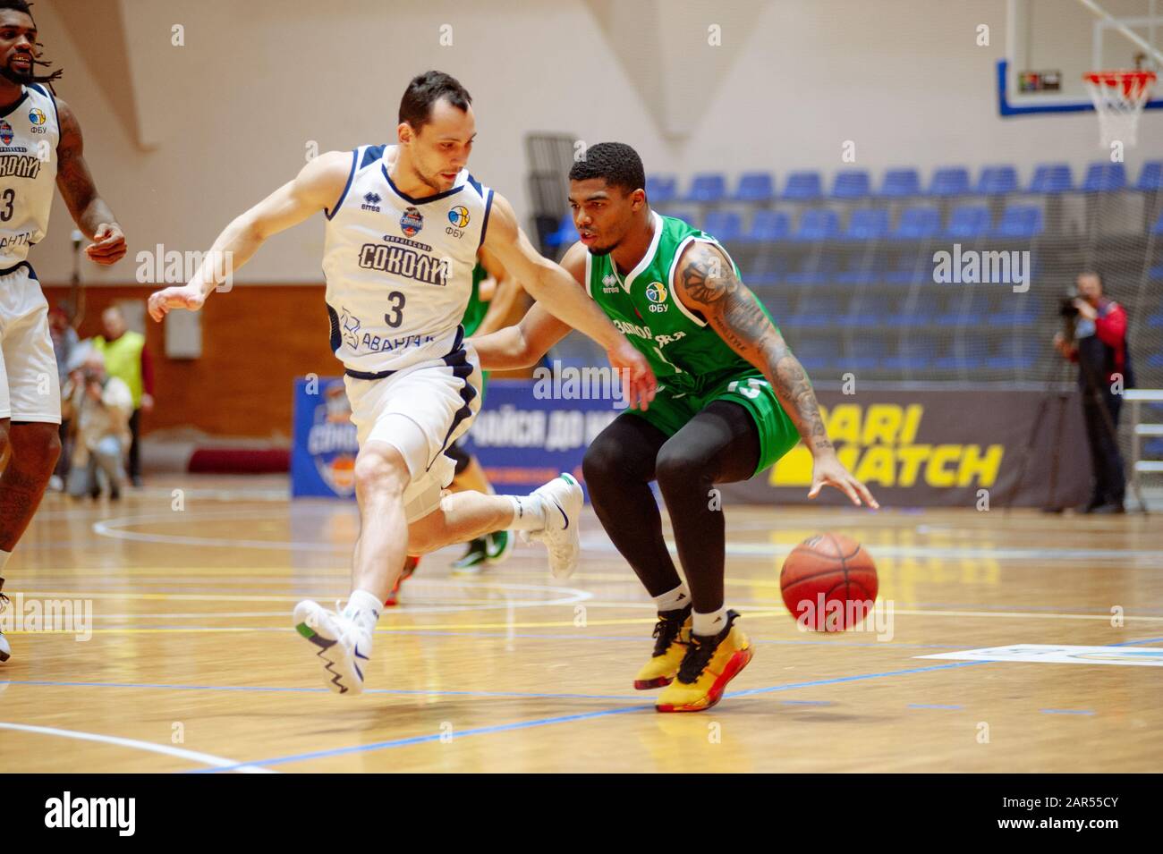 Charkiw, Ukraine - 24. Januar 2020: Basketballspiel der ukrainischen Super Liga Charkiw Falcons - Saporischschhya Stockfoto