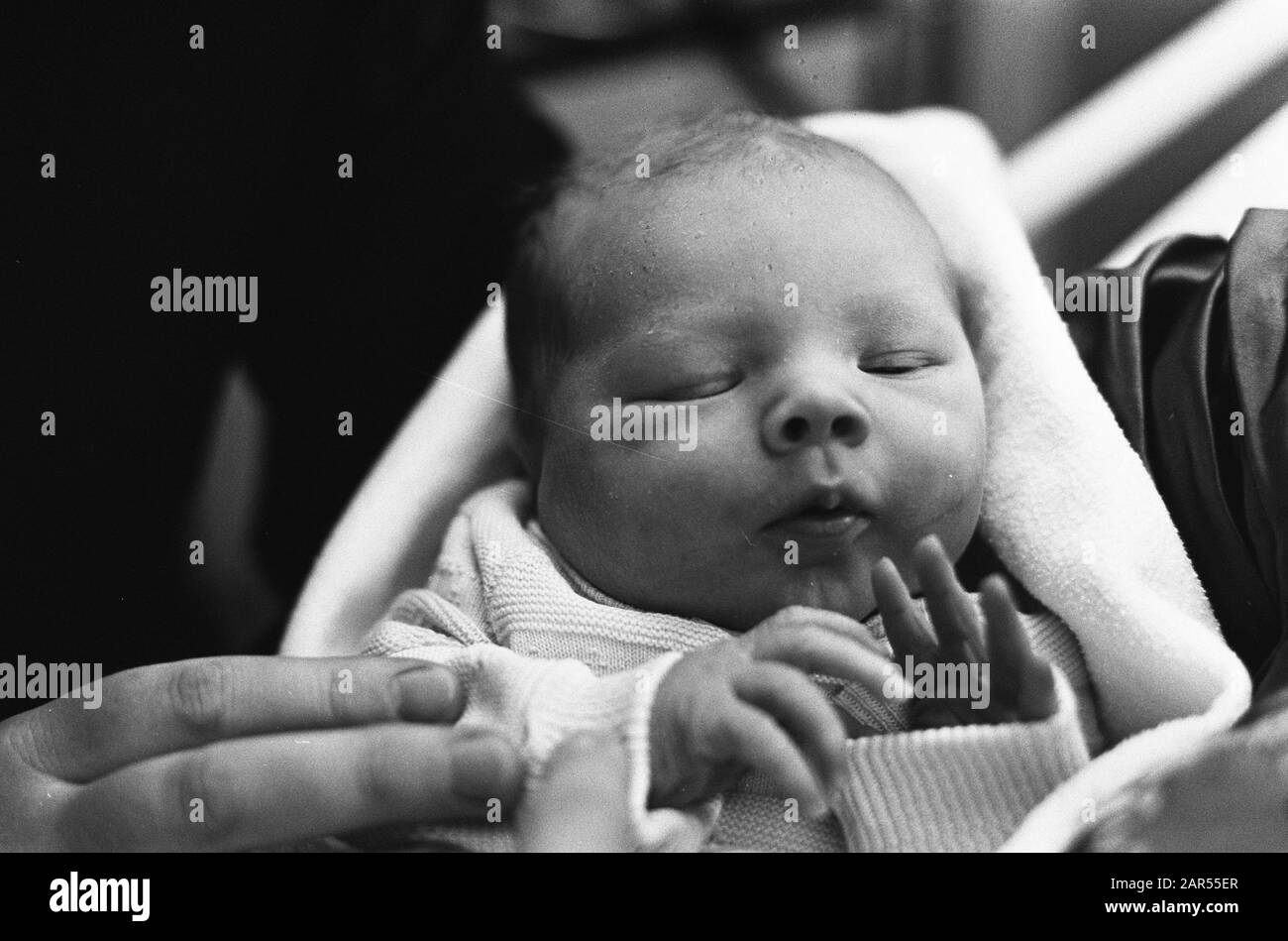 Hans Wiegel (Gruppenleiter VVD) am Nicolaas Tulpziekenhuis in Amstelveen anlässlich der Geburt seines Sohnes Eric Hans Wiegel mit Sohn Eric Datate: 29. april 1975 Ort: Amstelveen, Noord-Holland Schlüsselwörter: Babys, Parlamentarier, Porträts, Krankenhäuser Personenname: Wiegel, Eric Stockfoto