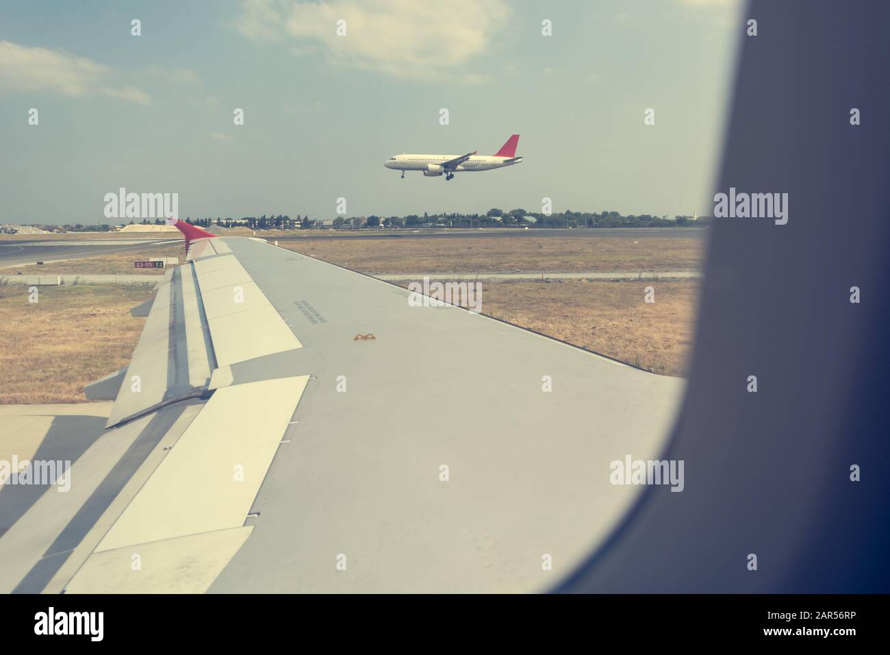 Blick durch den Passanger-Blick auf ein Flugzeug am Flughafen. Stockfoto