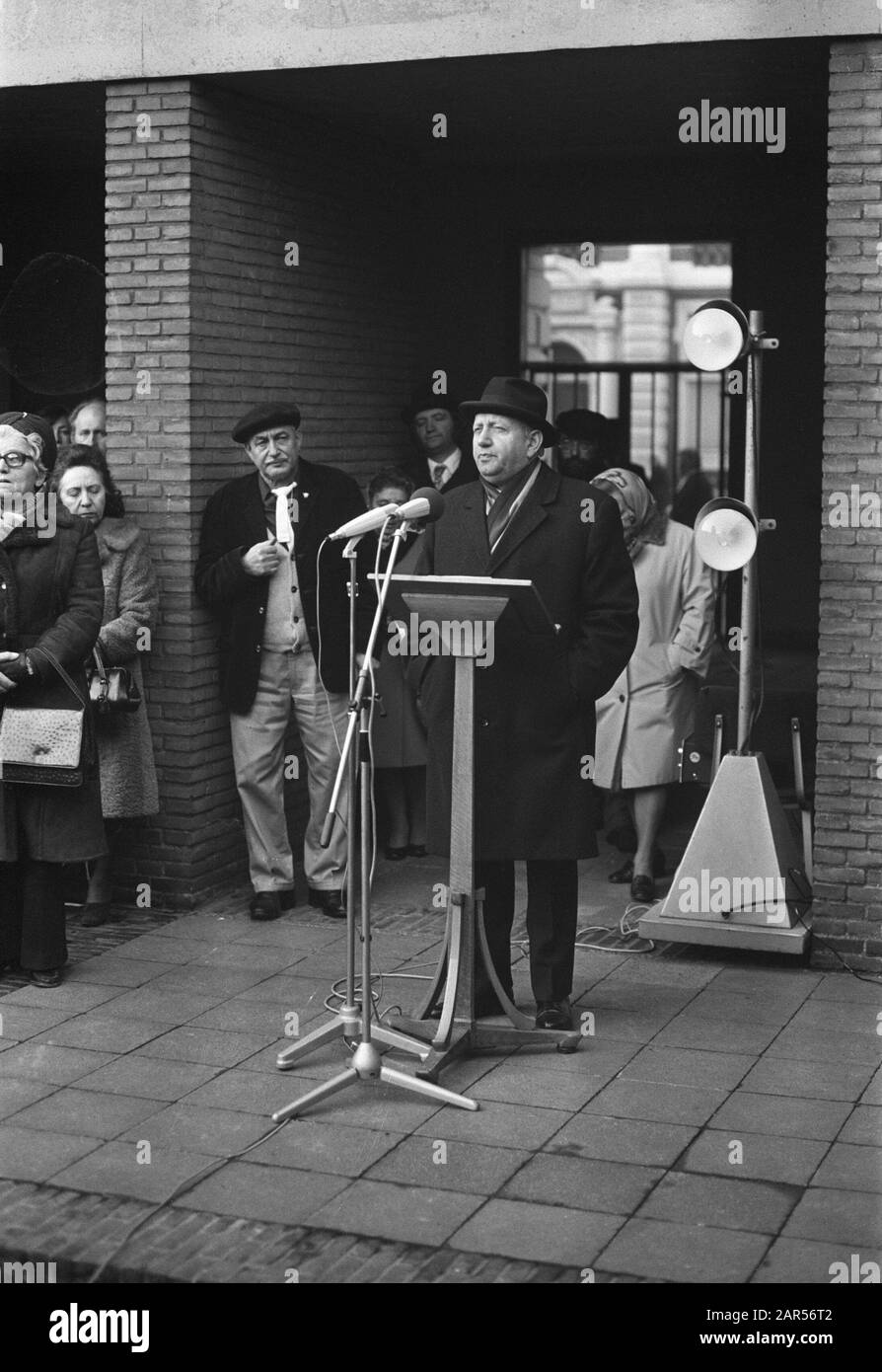 Gedenkaufstand in Warschau im niederländischen Theater, Sprecher dr. J. Soetendorp Datum: 19. April 1973 Schlüsselwörter: Gedenkfeiern, Reden persönlicher Name: Dr. J. Soetendorp Stockfoto