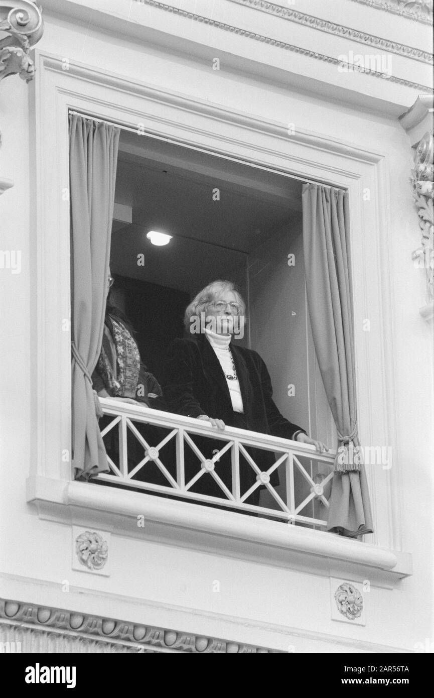 Andenken Joop den Uyl im Haus; Liesbeth den Uyl und Tochter in der Hütte Datum: 19. Januar 1988 Schlüsselwörter: Gedenkfeiern, Logen, politischer persönlicher Name: Uyl, Joop den, Uyl, Liesbeth den den den den den den den den Stockfoto