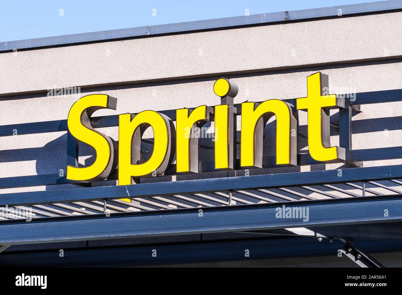 Nov. 2019 Cupertino/CA/USA - Sprint Logo auf einer Ladenfassade; Sprint Corporation ist ein amerikanisches Telekommunikationsunternehmen, das Wireless bereitstellt Stockfoto