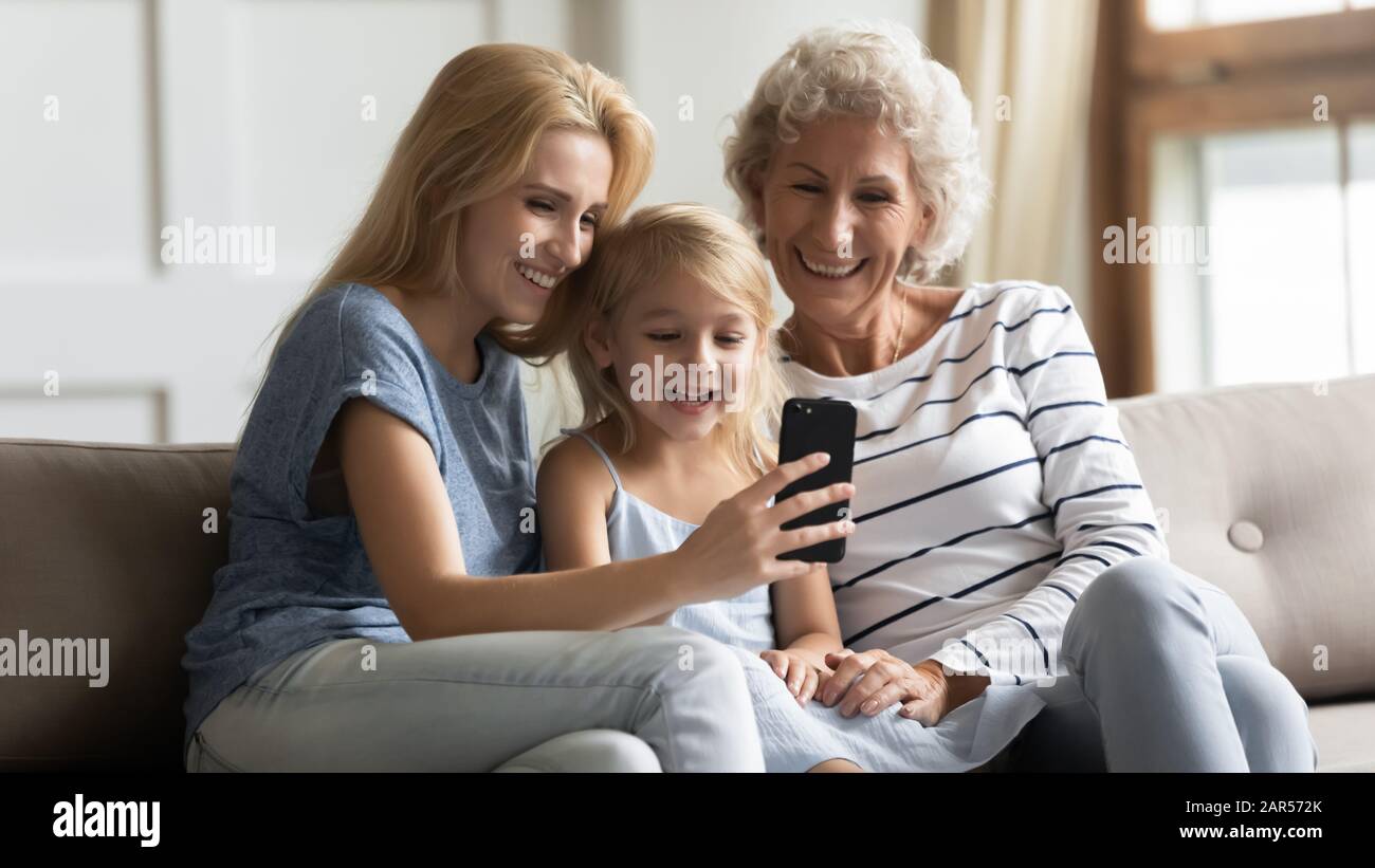 Glückliche 3 Generationen Familie, die Spaß zu Hause hat. Stockfoto