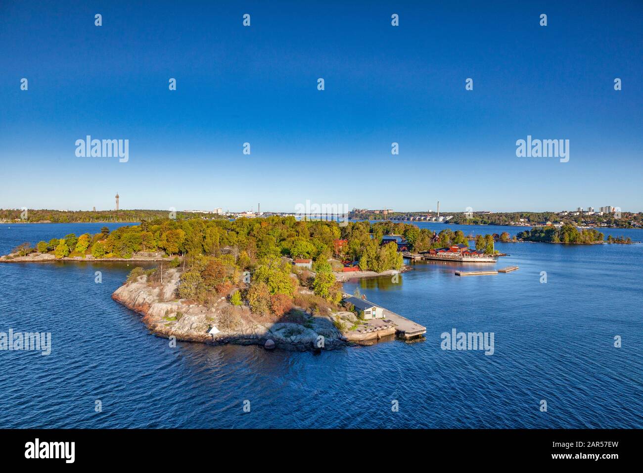 16. September 2018: Inseln des Stockholmer Archipels im Herbst, mit wunderschönem blauen Meer und klarem Himmel. Von einem Kreuzfahrtschiff, das in den Hafen segelt. Stockfoto