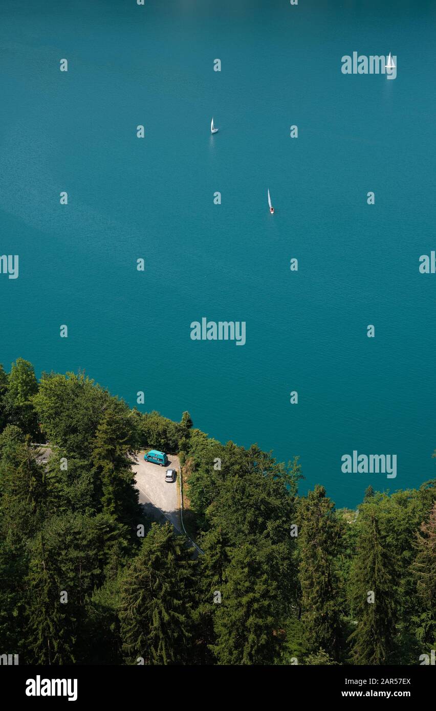 Schweizer Alpen See und Bäume Sommerlandschaft Luftaufnahme des Vierwaldstättersees mit Segelyachten und einem Wohnmobil, Schwyz, Schweiz EU Stockfoto