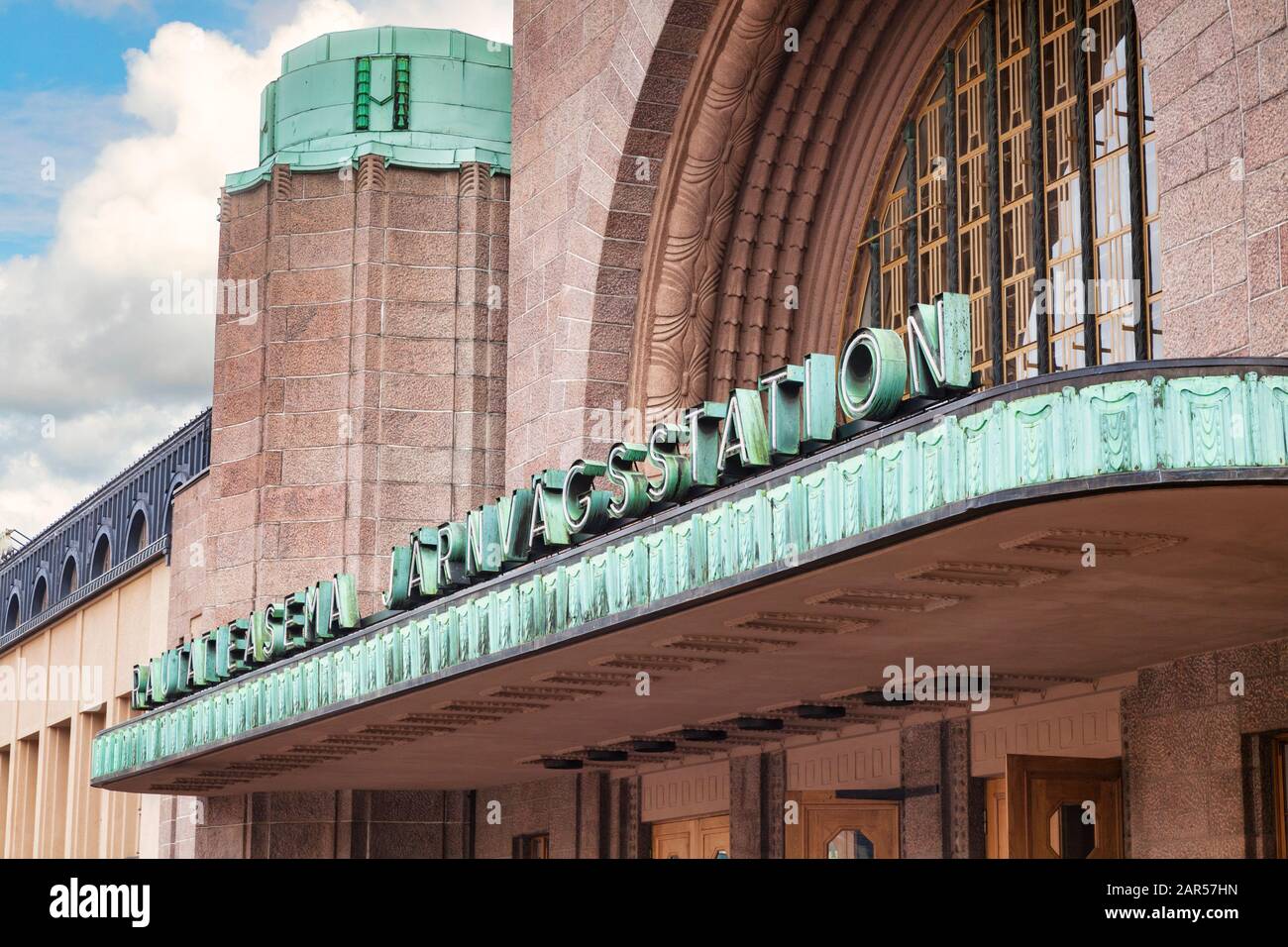 20. September 2018: Helsinki, Finnland, der Kunstdeco-Bahnhof, Namensdetails über dem Eingang. Stockfoto 20. September 2018: Helsinki, Finnland, der Kunstdeco-Bahnhof, Namensdetails über dem Eingang. Stockfoto