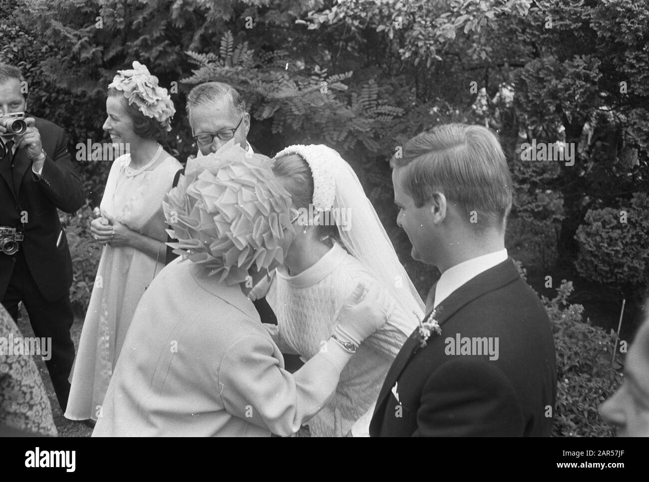 Die Ehe der Jungfrau C.C.V. Baronesse Bentinck mit M.P.V. Evelein. Königin Juliana wünscht dem jungen Paar Glück und küsst die Frau Datum: 16. September 1967 Schlüsselwörter: Ehen, Königinnen, Küsse persönlicher Name: Bentinck, C.C.M.P., Juliana (Königin Niederlande) Stockfoto