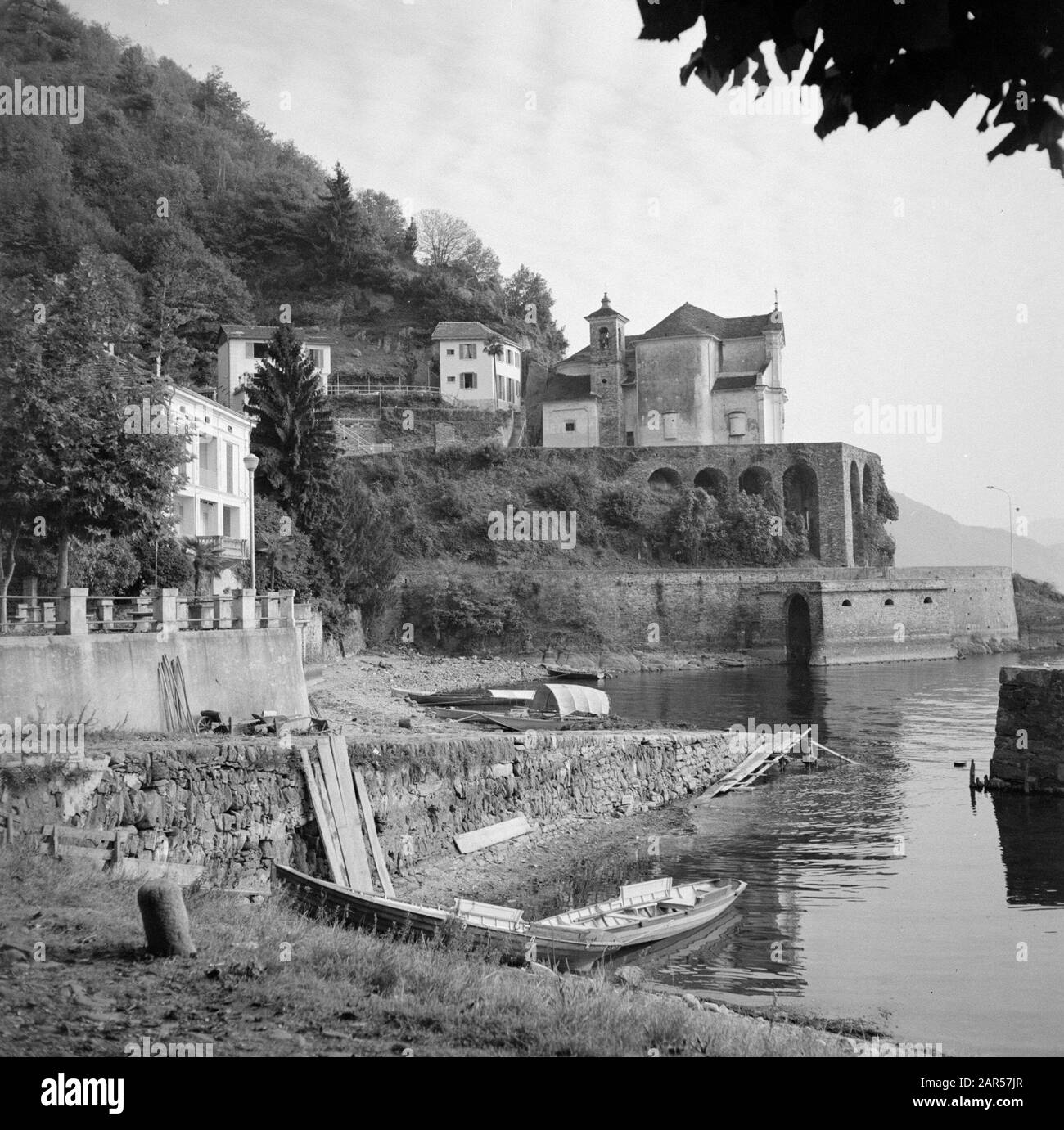 Lago Maggiore Der kleine Hafen des Dorfes Cadlollo am Lago Maggiore Datum: September 1961 Lage: Italien, Lago Maggiore Schlüsselwörter: Berge, Boote, Landschaften, Seen Stockfoto