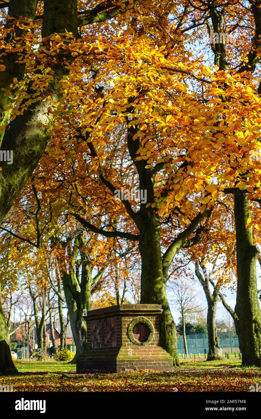 Die Farben der Herbstblätter bringen eine goldene Krone zum Bricklayers' Monument in Moor Park, Preston Stockfoto