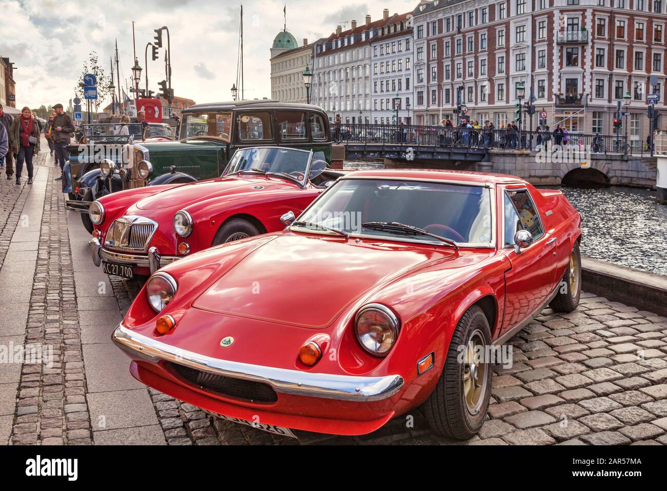 23. September 2018: Kopenhagen, Dänemark - Klassiker und Oldtimer reihten sich am Kai Ay Nyhavn ein. Die beiden vorderen sind eine Lotus Europa Twin Cam und ein MG Stockfoto