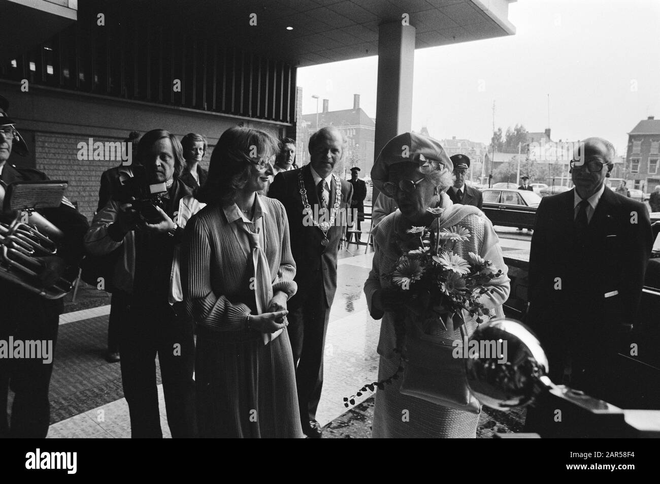 HM nimmt an der Eröffnung des Rijkskantorenkomplexes Teil, in dem sich die Justizbehörden befinden HM und Bürgermeister Schols Datum: 23. Mai 1979 Ort: Den Haag, Zuid-Holland Schlüsselwörter: Bürgermeister, Büros, Königinnen, Ministerien persönlicher Name: Juliana, Königin, Schols, Französisch Stockfoto
