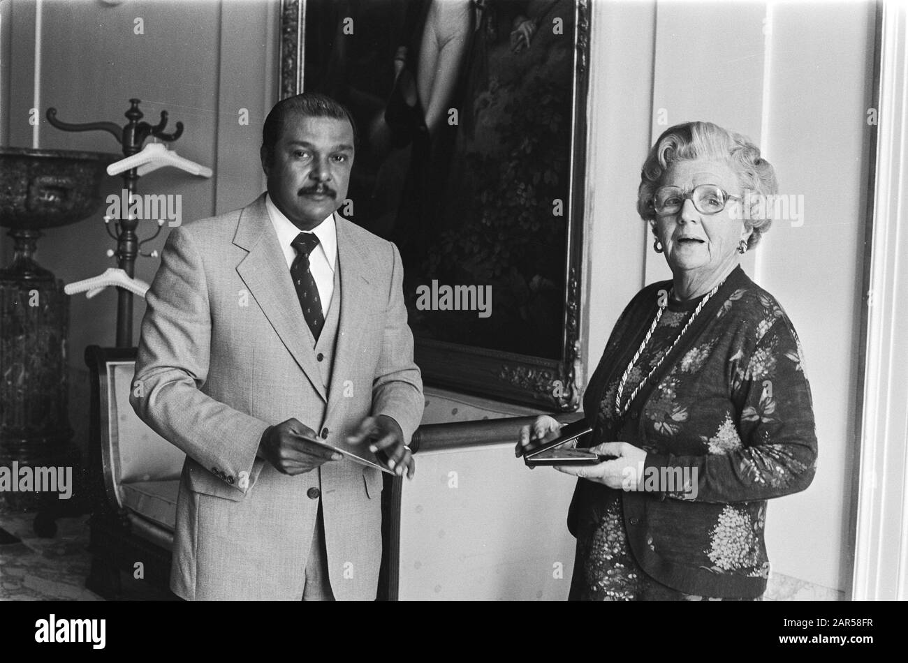 HM erhält vom Plenum Minister Ned. Antillen Maduro Gold- und Silbermünze tgv 150-jähriges Jubiläum der Bank der niederländischen Antillen Datum: 25. april 1978 Ort: Niederländische Antillen Schlüsselwörter: Queens, Minister, Münzen, Belege persönlicher Name: Maduro, Eldred G. Stockfoto