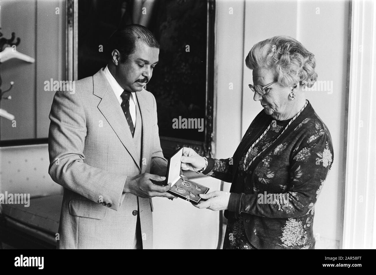 HM erhält vom Plenum Minister Ned. Antillen Maduro Gold- und Silbermünze tgv 150-jähriges Jubiläum der Bank der niederländischen Antillen Datum: 25. april 1978 Ort: Niederländische Antillen Schlüsselwörter: Queens, Minister, Münzen, Belege persönlicher Name: Maduro, Eldred G. Stockfoto