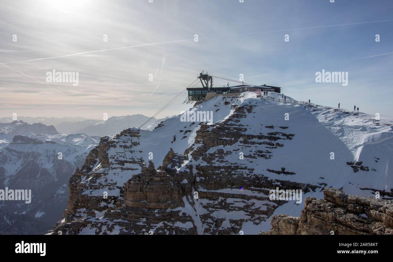 Sella Stock italien Doles passo pordoi Sonnenuntergang Panoramaaussicht blauer Himmel Winterberge Landschaft Wolkenstein Stockfoto