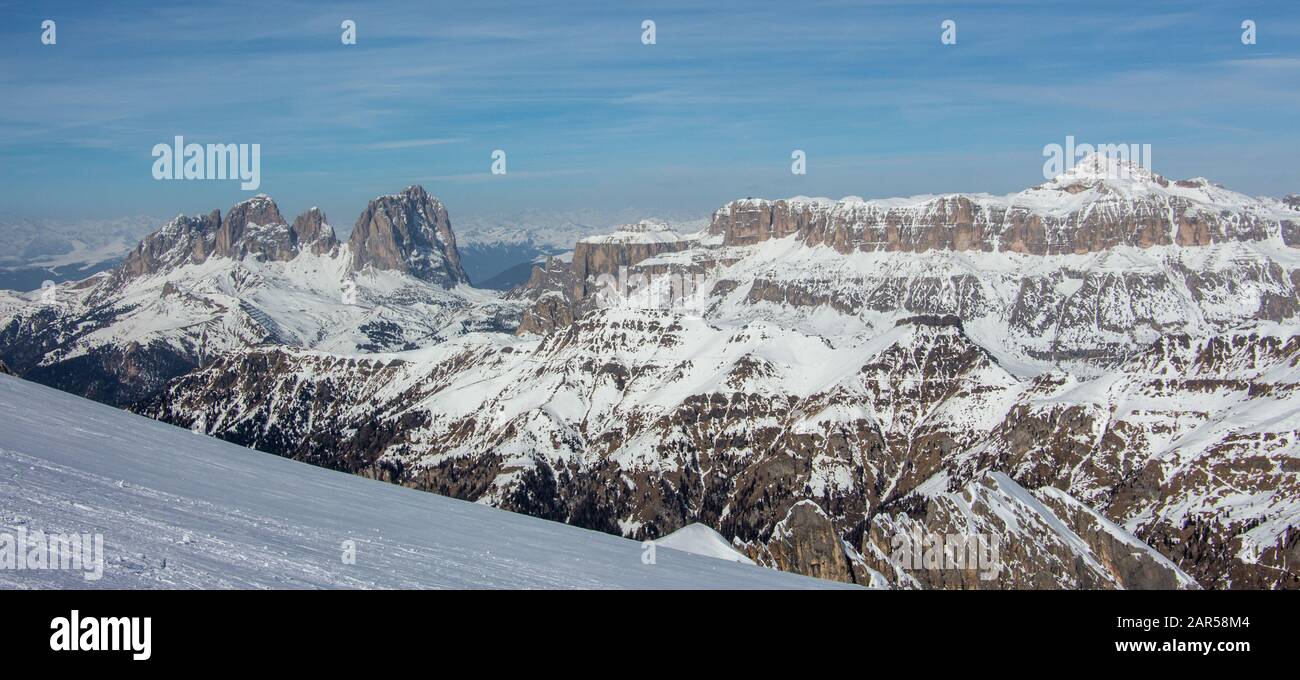 Sella Stock langkofel italien Doles Sonnenuntergang Panoramaaussicht blauer Himmel Winterberge Landschaft Wolkenstein Stockfoto