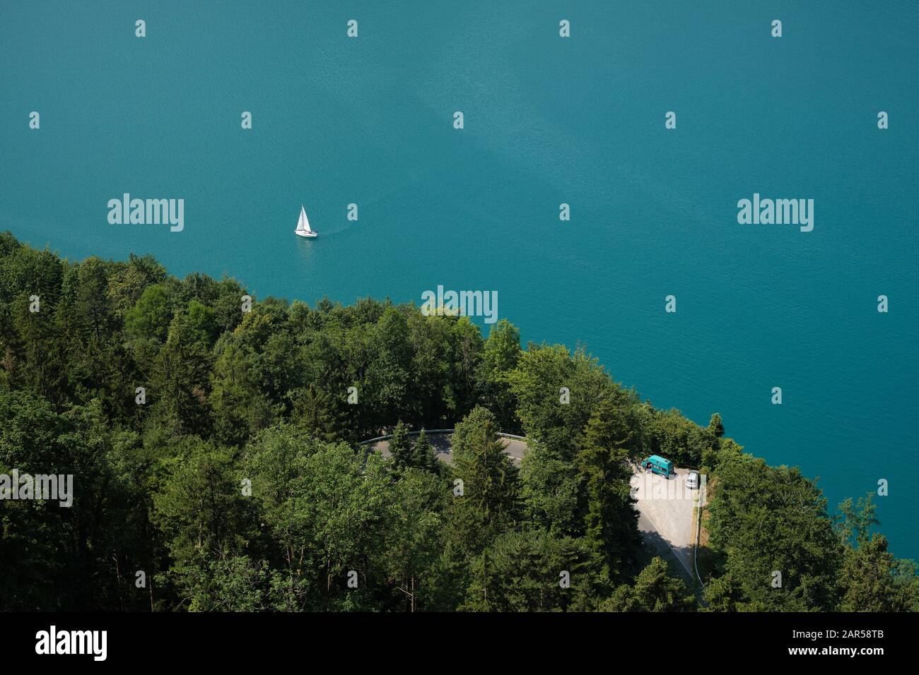 Ein Schweizer Alpensee und Bäume Sommerlandschaft Luftbild Vierwaldstättersee mit Segelyachten und einem Wohnmobil, in der Nähe von Brunnen, Schwyz, Schweiz EU Stockfoto