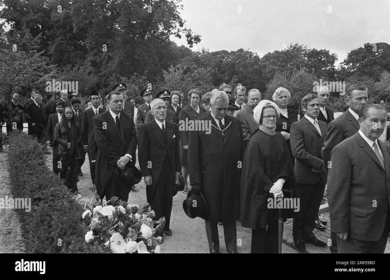 Hauptvertreter J. Moolenaar, der bei bewaffneten Raubüberfällen von Südmolukkanen im heimischen indonesischen Ambasadeur getötet wurde, ist mit Korpsen, Wassenaar Annotation, begraben: In der Prozession gehen wir mit v.l.n.r.: Minister H.K.J. Beernink, Justizminister C.F.H. Polak, Bürgermeisterin Molly Geertsema, Datum: 4. September 1970 Ort: Wassenaar, Zuid-Holland Schlüsselwörter: Beerals, Polizei Personenname: Beernink, H.K.J.J., Geertsema, Molly, Moolenaar, J., Polak, C.H.F. Stockfoto