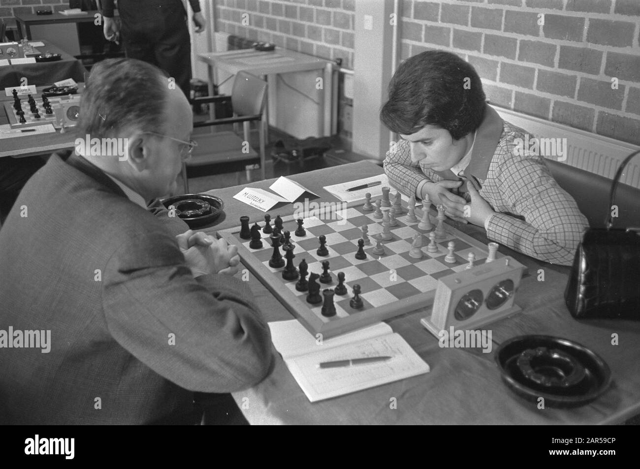 Schachturnierspiel im Hochofen. Frau Nona Gaprindaschwili (Sowjetunion, rechts) und M. Ujtelky (Tschechoslowakei) Datum: 14. Januar 1969 Ort: Nachbarschaft am Meer Schlagwörter: Schachpersonname: Gaprindasvili, Nona, Ujtelky, M. Stockfoto