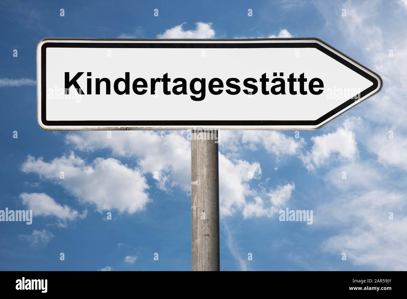 Detailfoto eines Wegweisers mit der Aufschrift Kindertagesstätte (Kinderbetreuungszentrum) Stockfoto